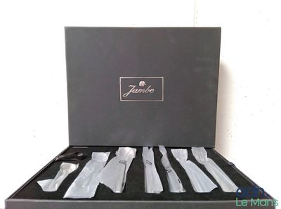 une boîte noire contenant six morceaux de papier d'argent