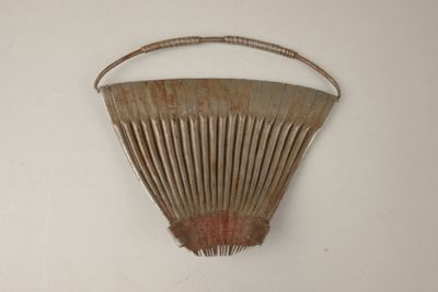 un panier en bois accroché au mur, muni d'une poignée