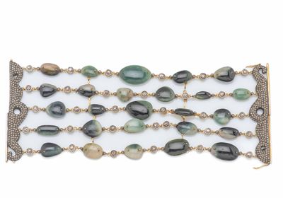 gros plan d'un bracelet sur fond blanc