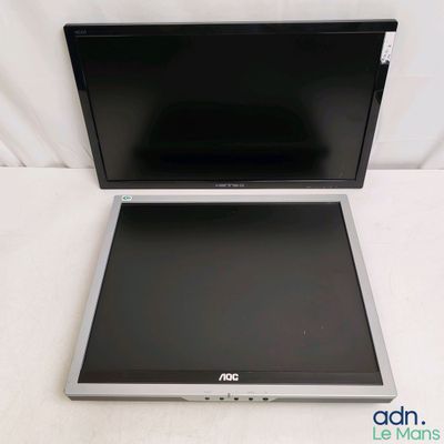 un ordinateur portable ouvert posé sur une surface blanche