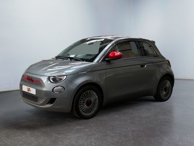 La petite voiture est garée dans une grande pièce, avec un feu rouge sur le toit.