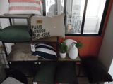 de nombreux coussins posés sur une étagère dans un coin de la pièce