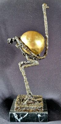 statue d'une autruche avec un œuf d'or sur la tête