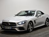 La Mercedes SLC est garée dans une pièce blanche