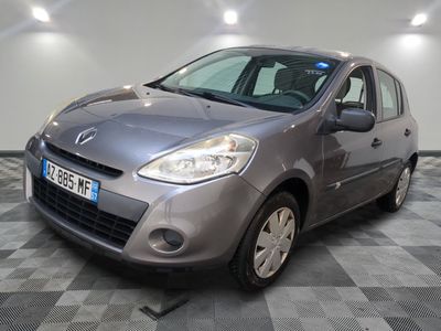 la photo d'une voiture grise garée dans un garage