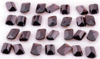 un gros plan sur un bouquet de perles de verre marron posées sur une surface blanche