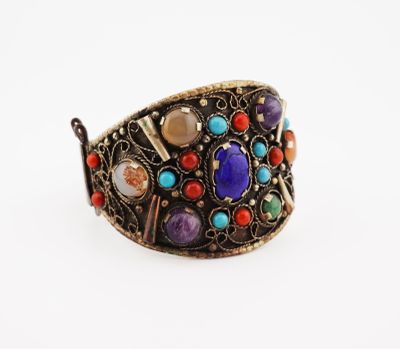 gros plan d'un bracelet sur une surface blanche