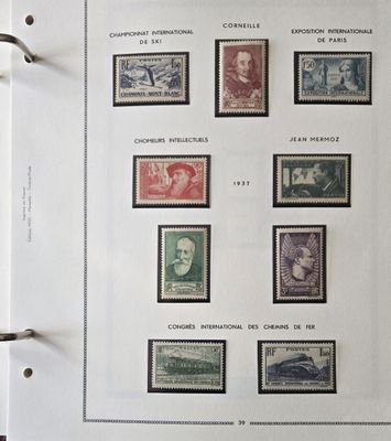 une photo d'une collection de timbres rangée dans un classeur