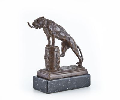 statue en bronze représentant une panthère posée sur un tonneau, sur fond blanc