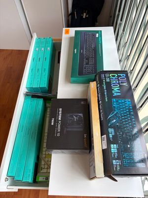 beaucoup de livres et un ordinateur portable posés sur une table