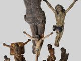 un ensemble de figurines représentant Jésus sur la croix