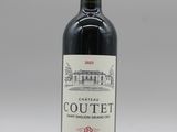 la bouteille de vin rouge est posée sur la table