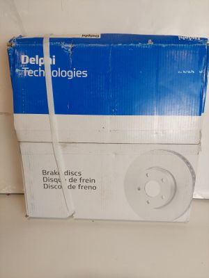 des toilettes blanches sur lesquelles est posée une boîte bleue et blanche