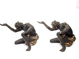 paire de figurines anciennes en bronze représentant un homme à genoux