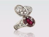 une image montrant un gros plan d'une bague sertie d'une pierre rouge