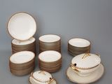un grand nombre d'assiettes et de tasses posées sur une table