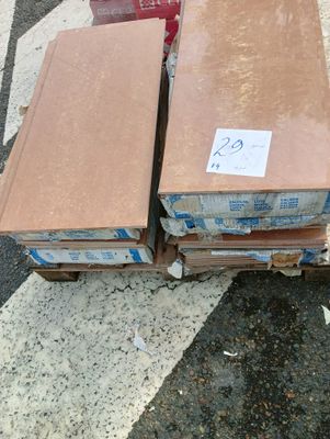 deux cartons posés par terre à côté d'une borne d'incendie