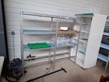 une pièce dans laquelle se trouve une étagère sur laquelle sont posés de nombreux objets