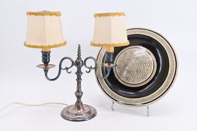 deux lampes posées sur une table avec une assiette