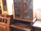 many pieces of furniture that are sitting in a room