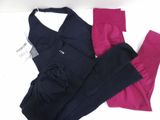 trois paires de leggings et un haut de sport posés sur une surface blanche