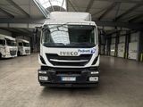 un camion blanc garé à l'intérieur d'un bâtiment