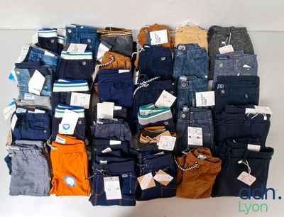 une grande pile de vêtements pour hommes posée sur une table