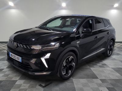 un 4x4 noir garé dans une pièce au sol en damier