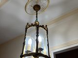 une lampe suspendue au plafond de la pièce