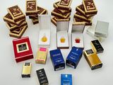 beaucoup de cigarettes différentes sur la table