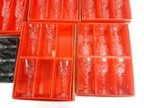 six barquettes en plastique rouges contenant des couverts