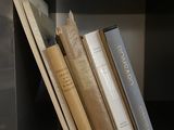 de nombreux livres qui sont rangés sur une étagère