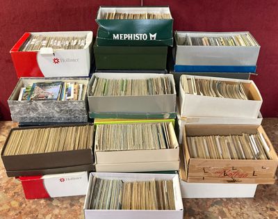 beaucoup de disques rangés dans des cartons posés sur la table