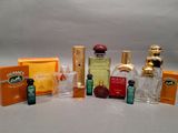 plusieurs types de flacons de parfum sur la table