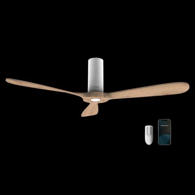 un gros plan d'un ventilateur de plafond avec une télécommande