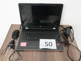 un ordinateur portable posé sur un bureau en bois