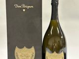 un gros plan sur une bouteille de champagne à côté d'une boîte