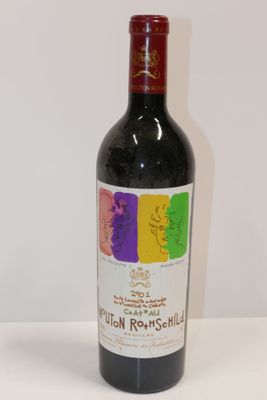 une bouteille de vin posée sur une table