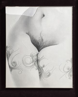 photographie en noir et blanc d'un homme portant un tatouage sur la poitrine
