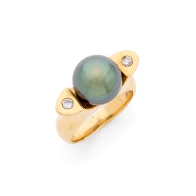 une bague en perle noire et diamants