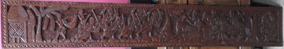 une décoration murale en bois accrochée au mur d'une pièce