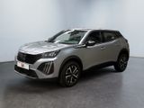 un SUV argenté garé dans une pièce aux murs blancs