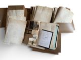 une pile de vieux papiers et de documents posés sur une table