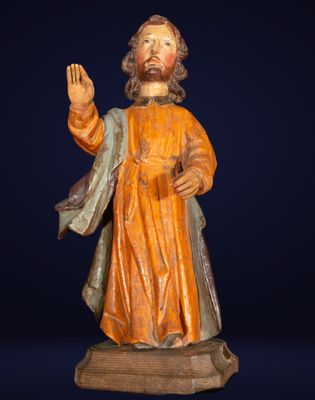 statue en bois représentant un homme barbu, vêtu d'une robe et tenant une croix