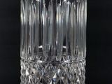 un verre transparent orné d'un point jaune