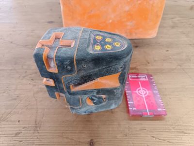 deux valises posées sur une table à côté d'une règle