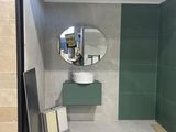 une salle de bain avec un lavabo et un miroir