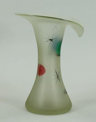 un vase en verre avec un motif sur une surface blanche