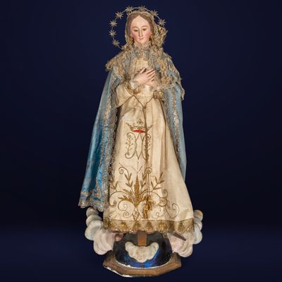 une statue de la Vierge de Guadalupe
