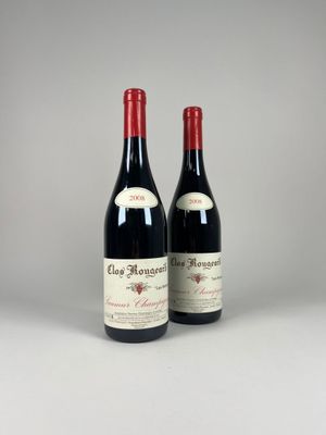 deux bouteilles de vin rouge posées l'une à côté de l'autre sur une table